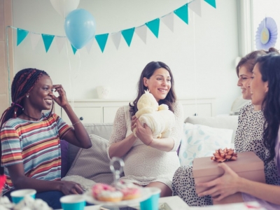 8 idées Cadeau pour fêter la naissance de bébé: Trouver le cadeau idéal 