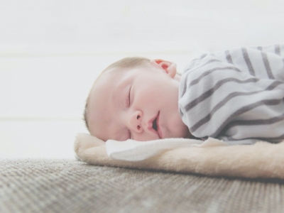 Comment les bruits blancs aident bébé à s’endormir ?